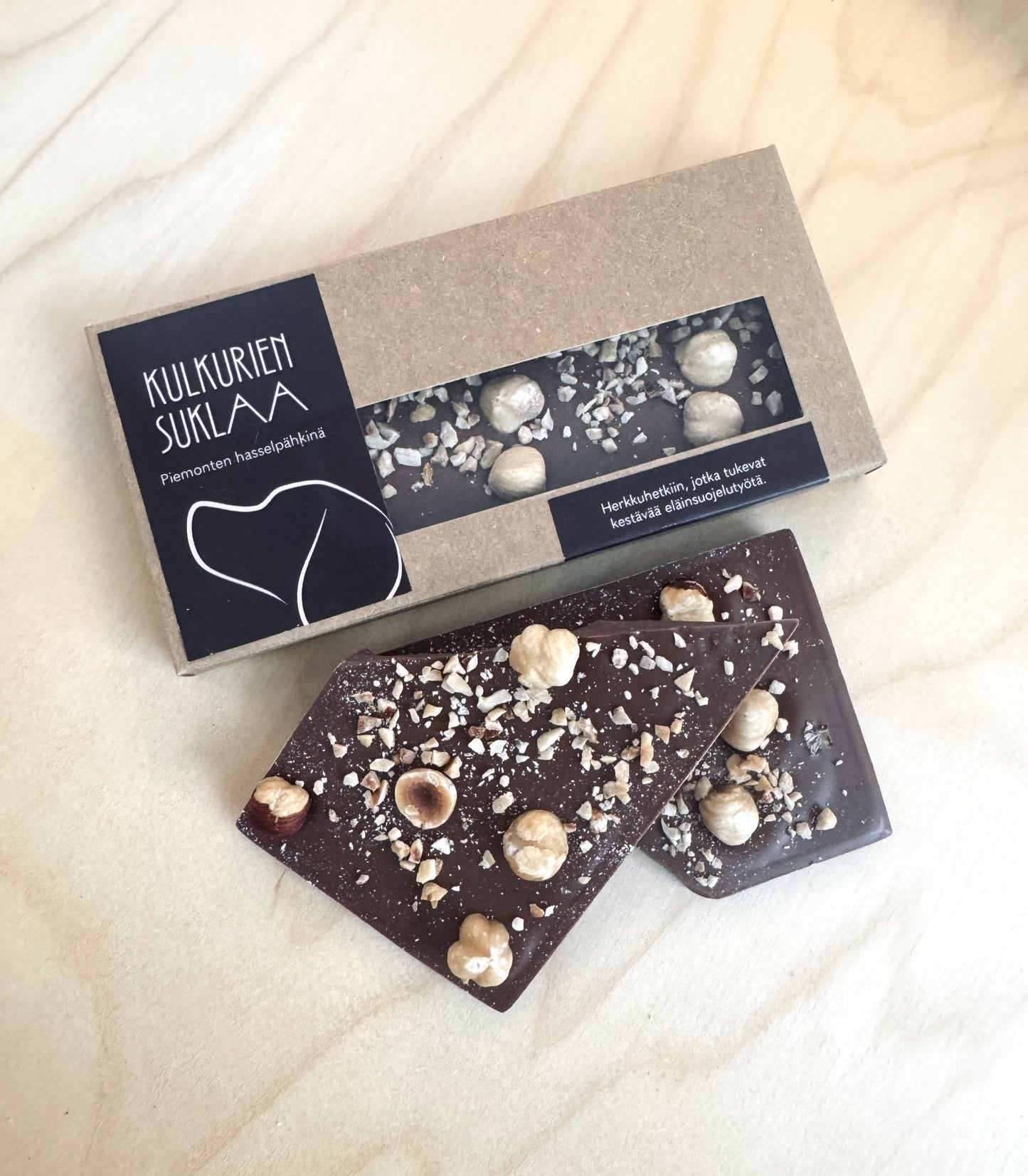 Kulkurien maitosuklaa Piemonten hasselpähkinöillä