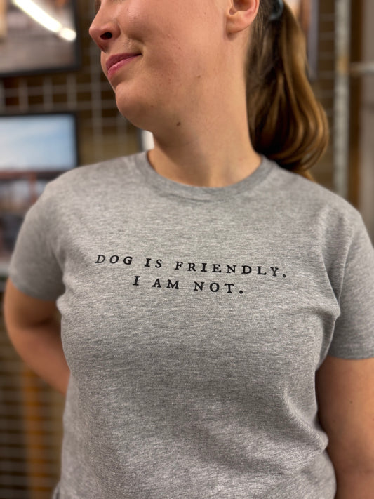 T-paita - Dog is friendly. I am not. Harmaa