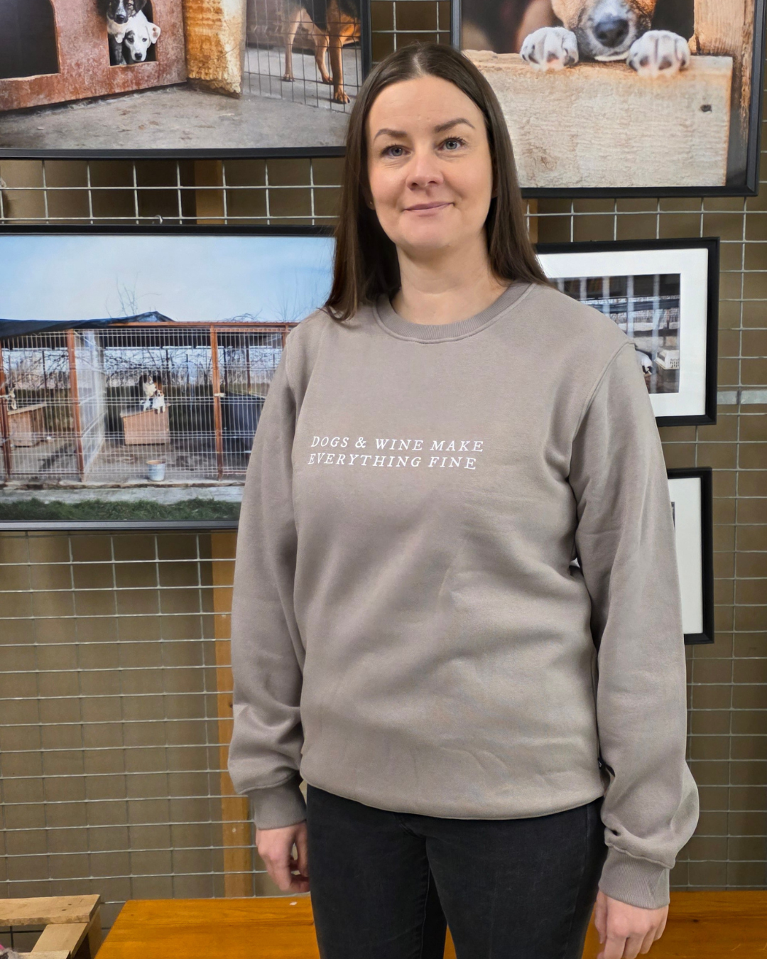 Collegepaita - Dogs & Wine Make Everything Fine, beige